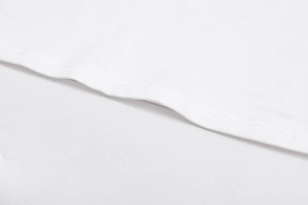 P200 CHROME HEARTS LoGo is fashionable and elegant, with a dropped shoulder style. The fabric is made of 26s double-yarn combed cotton compact spinning yarn with a weight of 280. It is matched with 1*1 Salona rib. The fabric is fermented and has a loose fit. Color: White Size: S～XXL